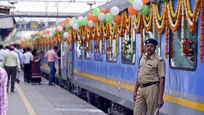 Explore Agra Day Trip by Gatiman Express Train